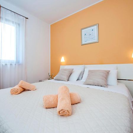 Apartments&Rooms Camaiore Rovigno Esterno foto