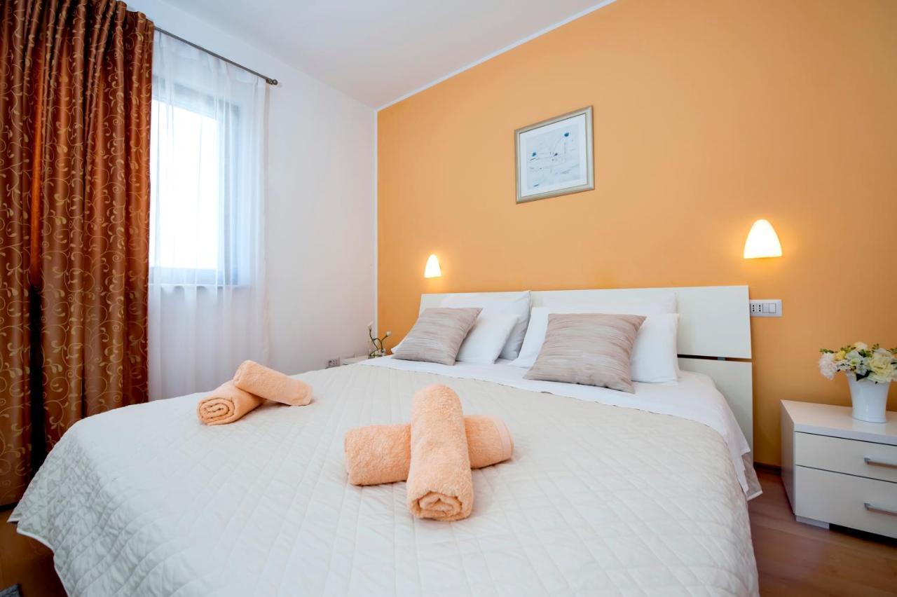 Apartments&Rooms Camaiore Rovigno Esterno foto