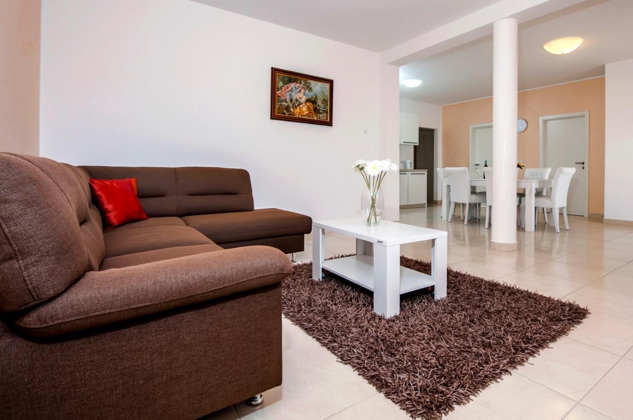 Apartments&Rooms Camaiore Rovigno Esterno foto