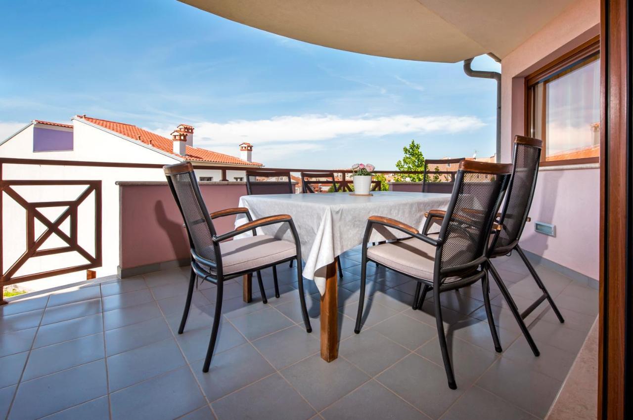Apartments&Rooms Camaiore Rovigno Esterno foto