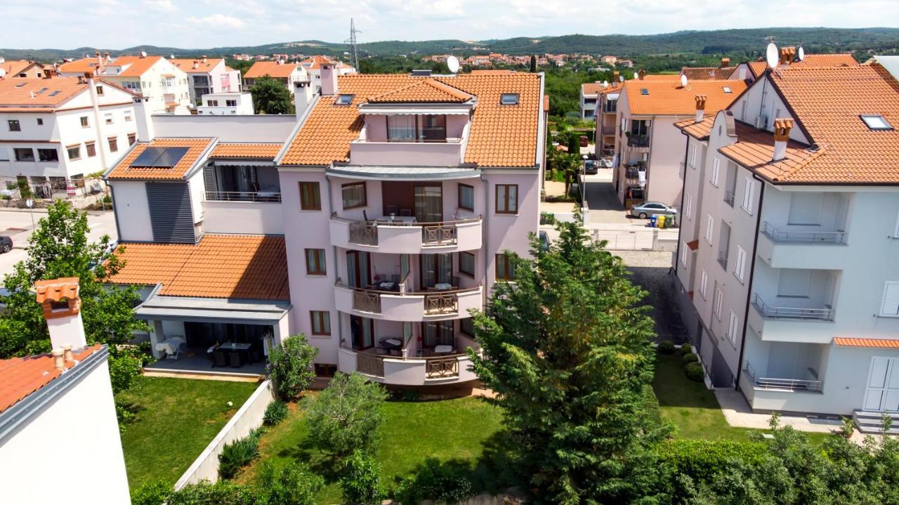 Apartments&Rooms Camaiore Rovigno Esterno foto