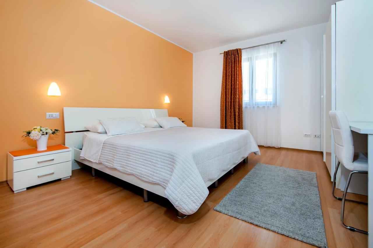 Apartments&Rooms Camaiore Rovigno Esterno foto