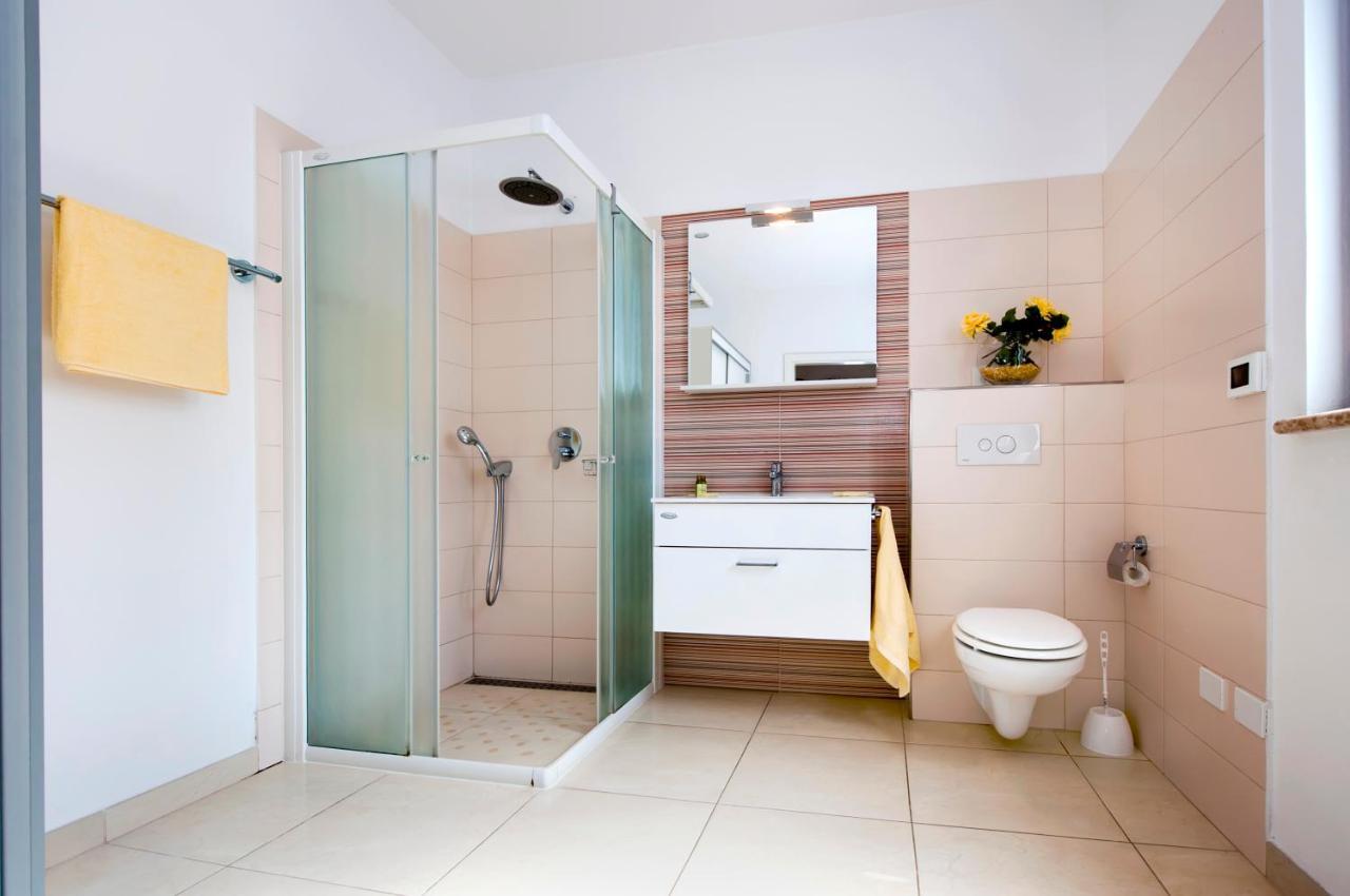 Apartments&Rooms Camaiore Rovigno Esterno foto