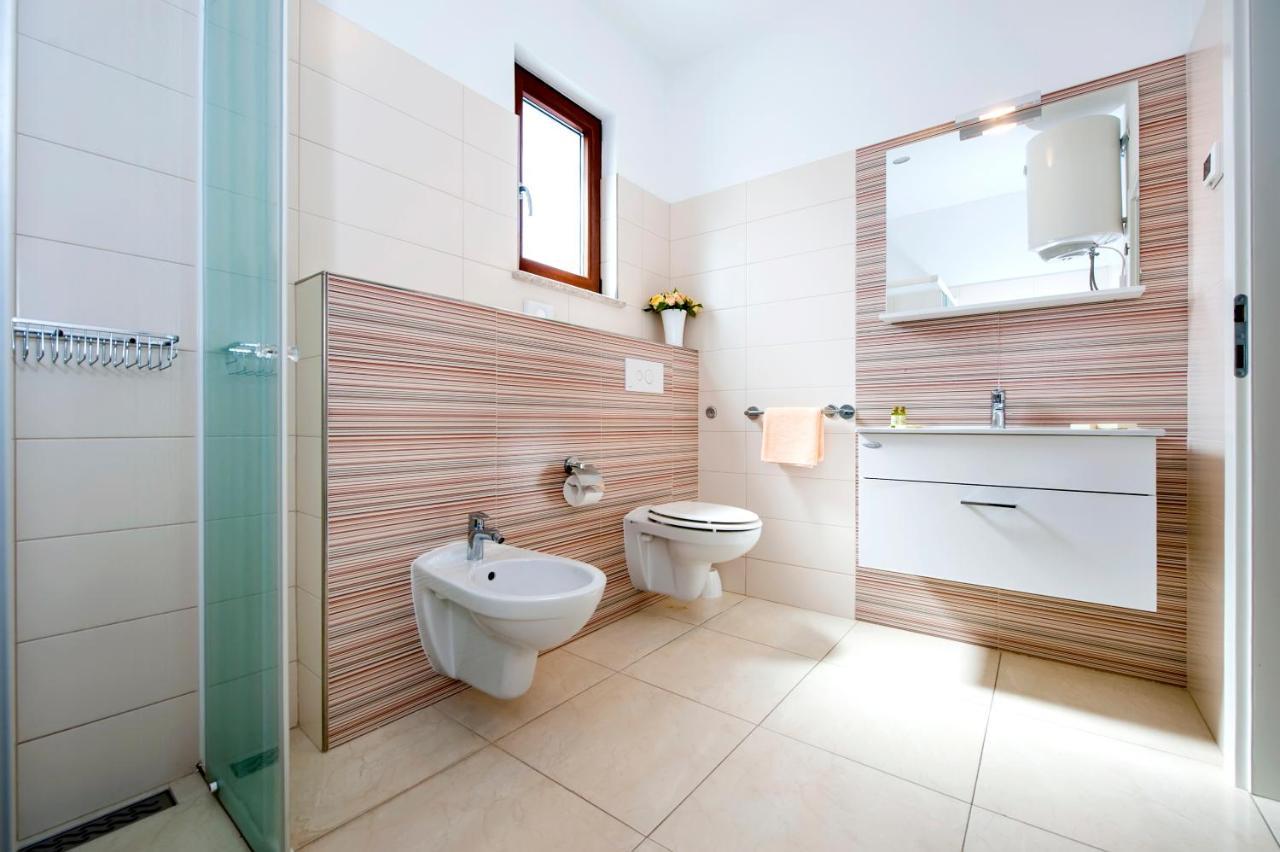 Apartments&Rooms Camaiore Rovigno Esterno foto