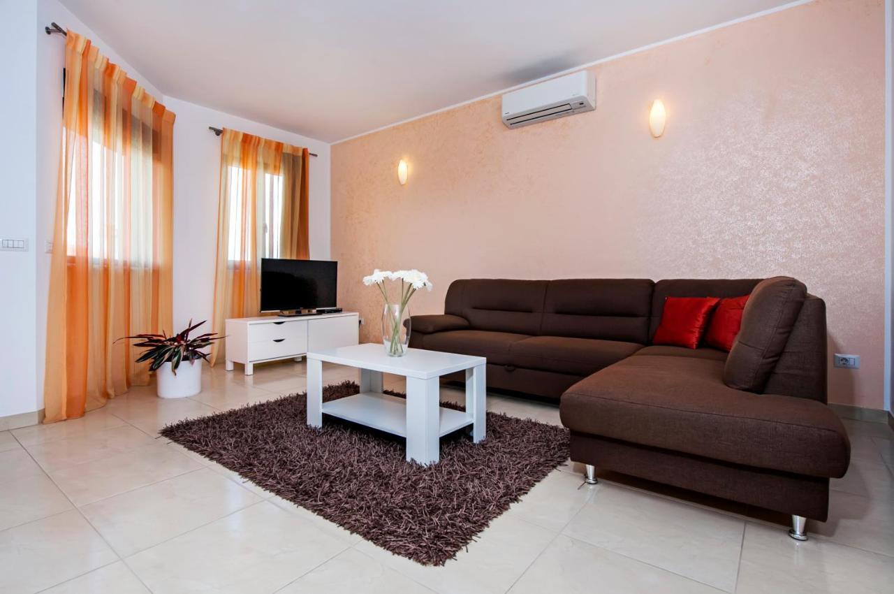 Apartments&Rooms Camaiore Rovigno Esterno foto