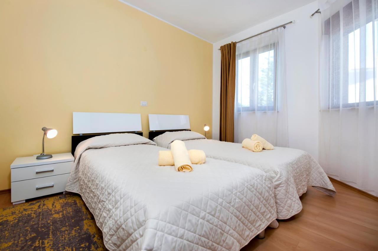 Apartments&Rooms Camaiore Rovigno Esterno foto