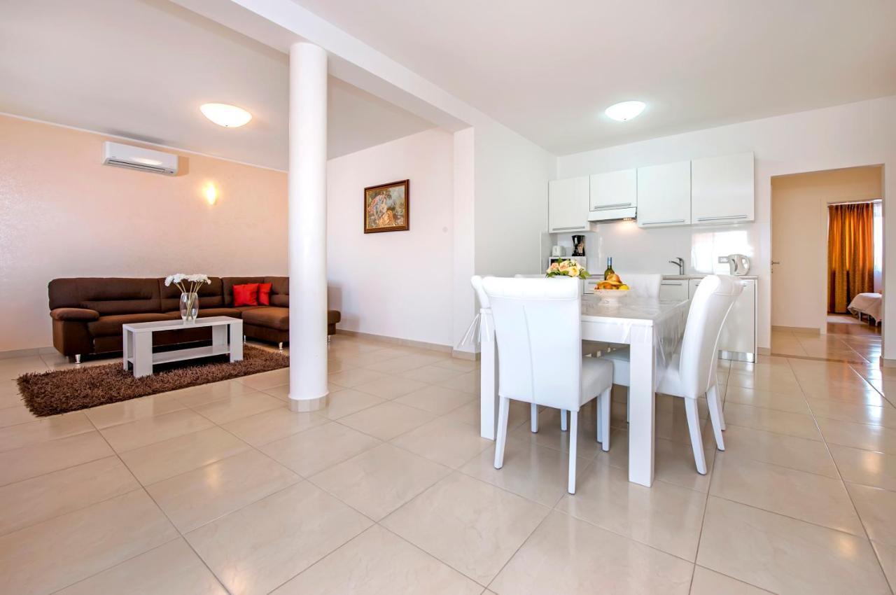 Apartments&Rooms Camaiore Rovigno Esterno foto