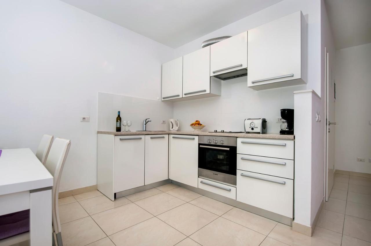 Apartments&Rooms Camaiore Rovigno Esterno foto