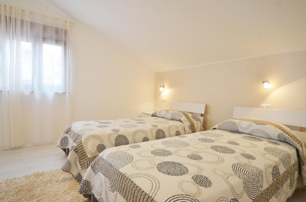Apartments&Rooms Camaiore Rovigno Esterno foto